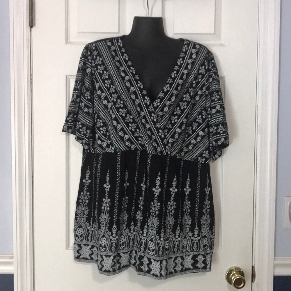 Stunning black and white top! V-neck top! SEXY!!